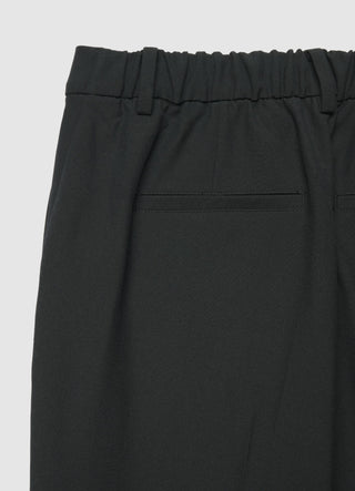 Trousers with pleats and elasticated waistband