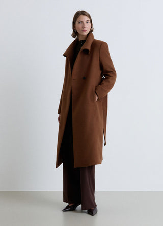Cappotto con collo a imbuto e cintura