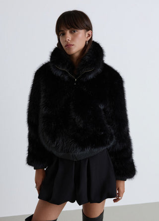 Kurze Jacke mit Felloptik und Reißverschluss