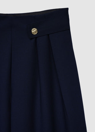 Pantalone palazzo u jednobojnoj varijanti sa naborima