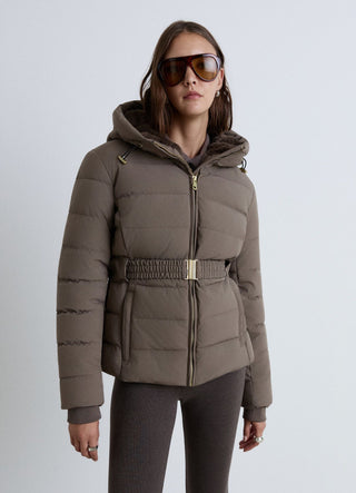 Kurz gesteppte Jacke mit Kapuze und Gürtel