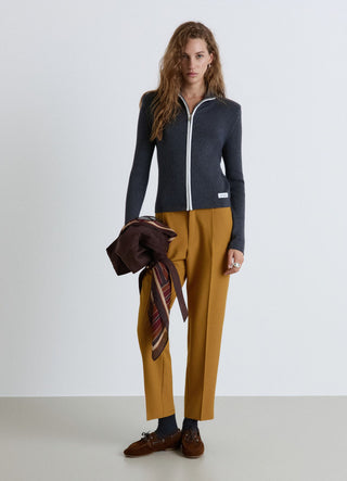 Trousers with pleats and elasticated waistband