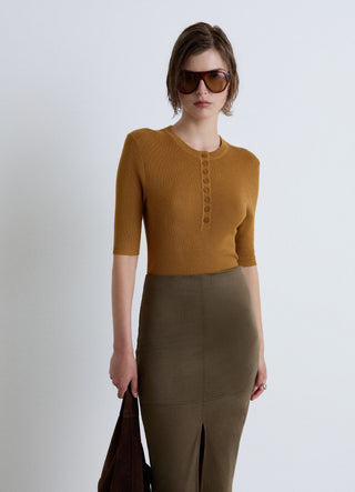 T-shirt a costine serafino con bottoni