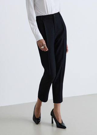 Trousers with pleats and elasticated waistband