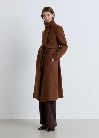 Cappotto con collo a imbuto e cintura