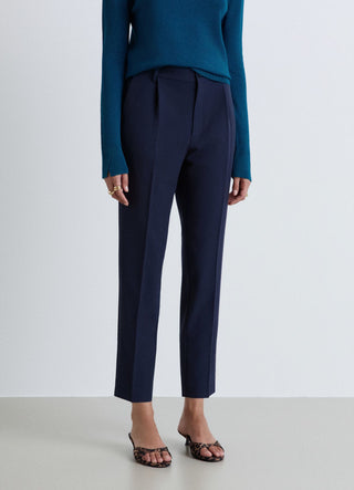 Trousers with pleats and elasticated waistband